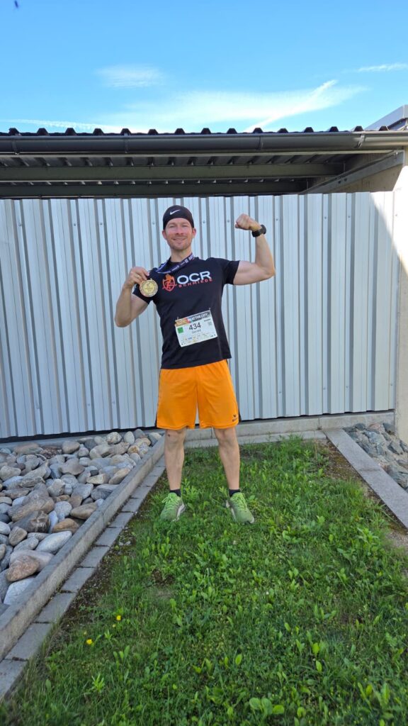 Gerald Freidorfer mit Grazathlon-Medaille nach dem Zieleinlauf 2026